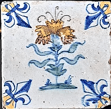 Antieke tegel F08 met Keizerskroon bloem.