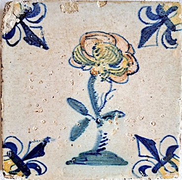 Antieke tegel F08 met Klaproos bloem.