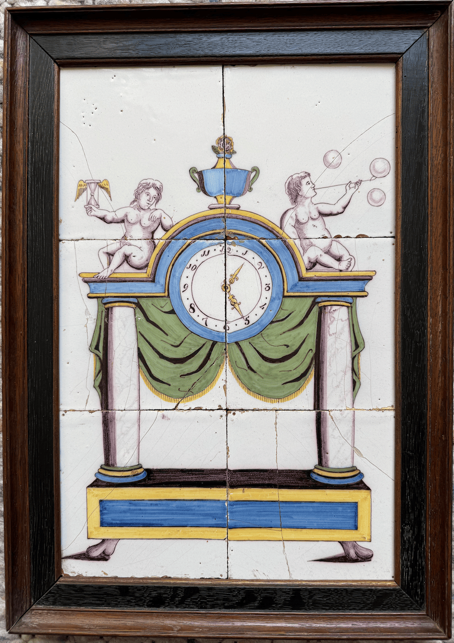 Antieke tegels - een leuk tableau met de afbeelding van een klok no H03 - 18e?-19e? of 20e-eeuws.